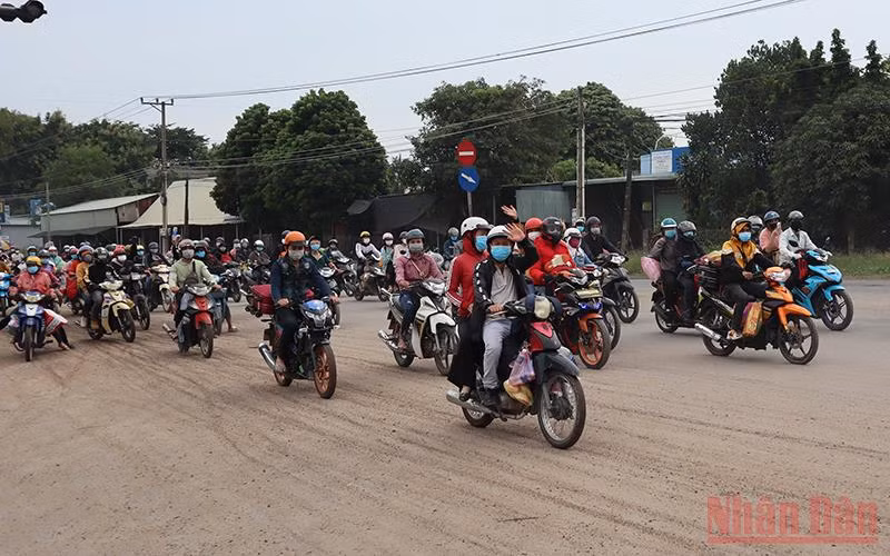 Trong những ngày gần đây, dòng người di chuyển qua địa phận tỉnh Bình Phước khá đông.