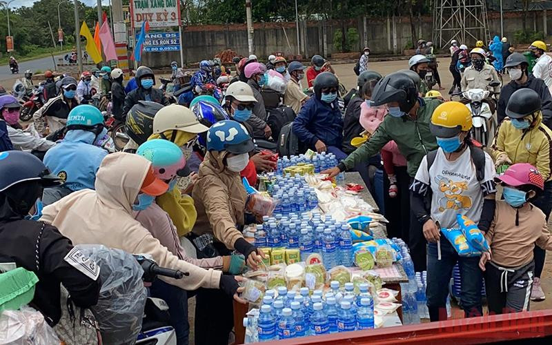 Điểm tiếp tế thực phẩm thiết yếu cho người dân về quê tại huyện Bù Đăng, tỉnh Bình Phước. Bình Phước hỗ trợ người dân di chuyển qua địa bàn -0