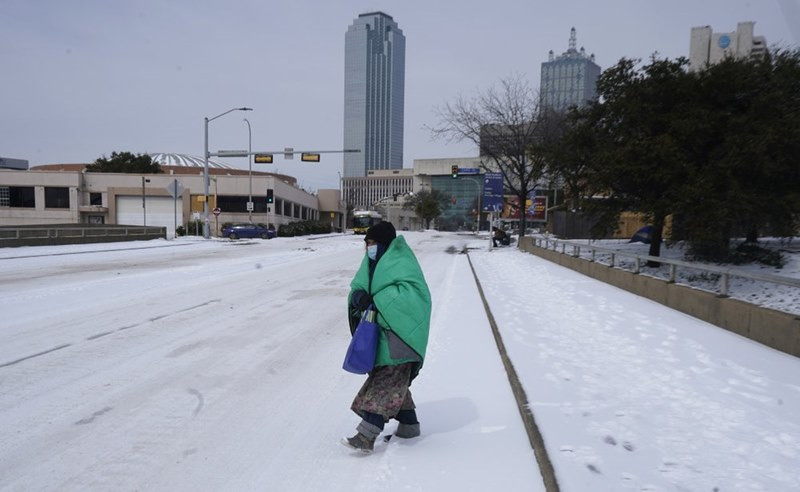 Người phụ nữ choàng chăn khi đi trong khu trung tâm TP Dallas. (Ảnh: AP) Texas -0