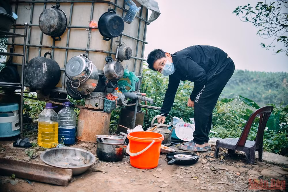 Những ngày cận Tết ở “xóm nhà phao” -0