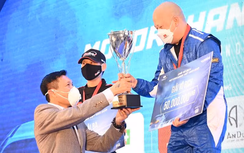 Tay đua Nguyễn Ngọc Trung nhận Cúp vô địch.