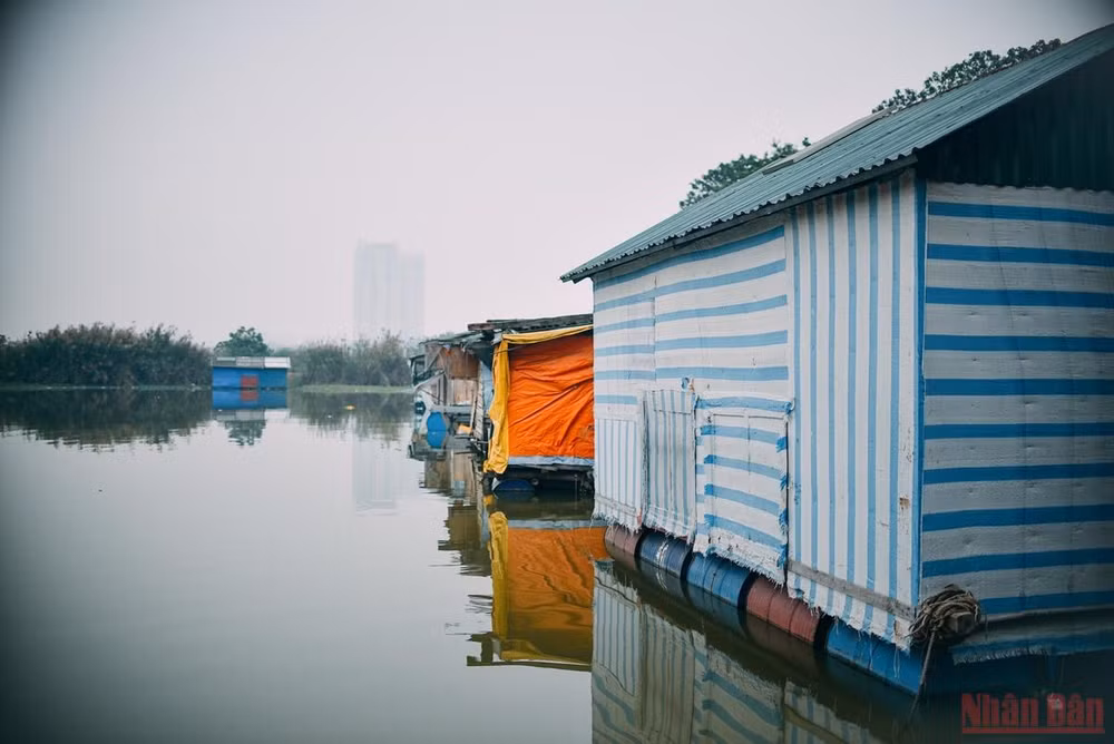 Những ngày cận Tết ở “xóm nhà phao” -0
