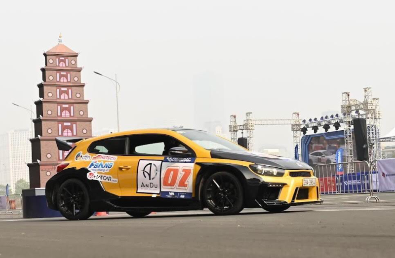 Một chiếc xe đua trên đường đua F1 Mỹ Đình (Hà Nội). Sôi động Giải đua xe ô-tô vô địch quốc gia Motorkhana Việt Nam năm 2021 -0