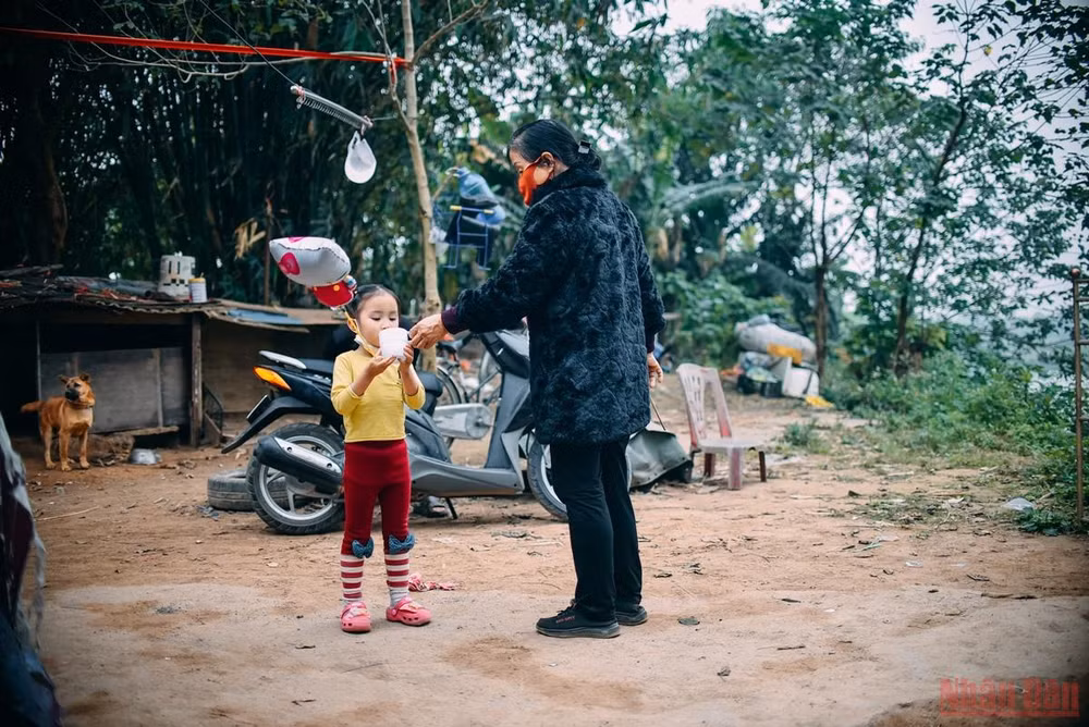Những ngày cận Tết ở “xóm nhà phao” -0