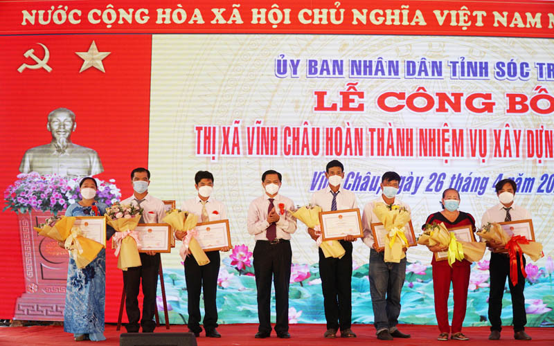 Chủ tịch UBND tỉnh Sóc Trăng Trần Văn Lâu tặng Bằng khen cho các tập thể có thành tích xuất sắc trong xây dựng nông thôn mới. Thị xã có hơn 70% dân số là đồng bào dân tộc thiểu số hoàn thành nông thôn mới -0