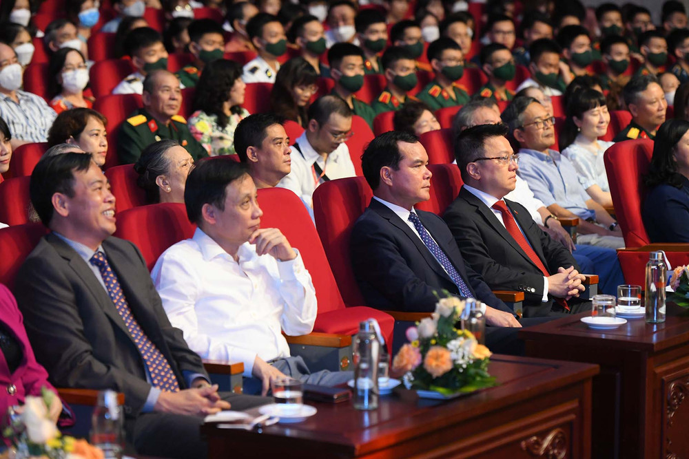 Các đại biểu tham dự chương trình. Đông đảo khán giả tham dự chương trình nghệ thuật “Chung một dòng sông” -1