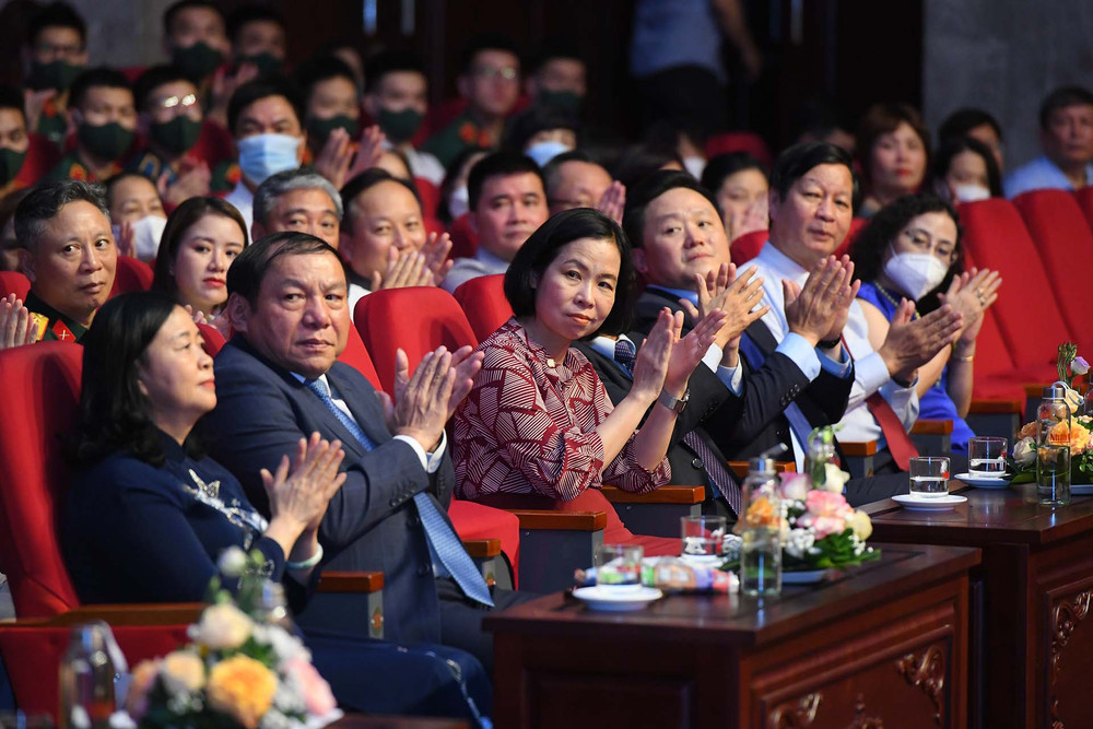 Đông đảo khán giả tham dự chương trình nghệ thuật “Chung một dòng sông” ảnh 1 Đông đảo khán giả tham dự chương trình nghệ thuật “Chung một dòng sông” -0