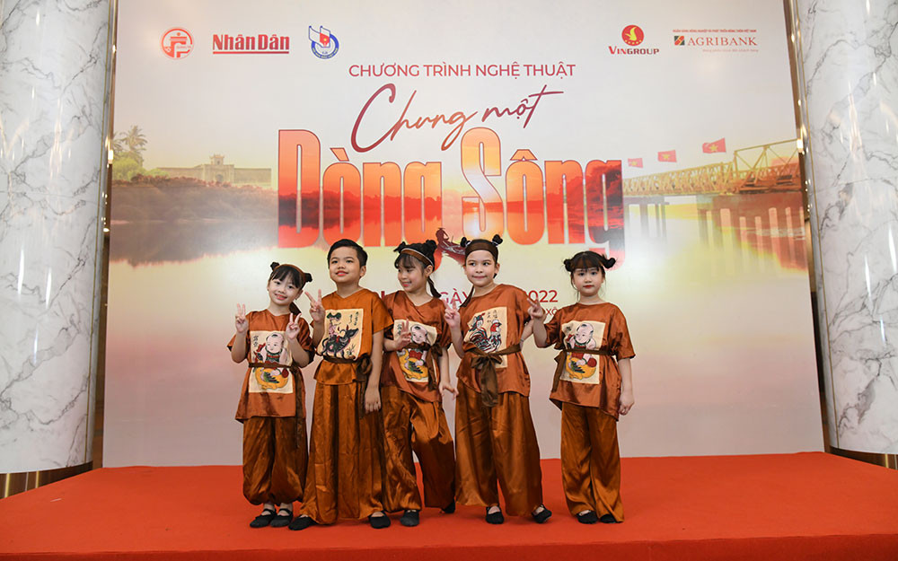 Các nghệ sĩ nhỏ tuổi trước giờ biểu diễn. Đông đảo khán giả tham dự chương trình nghệ thuật “Chung một dòng sông” -0