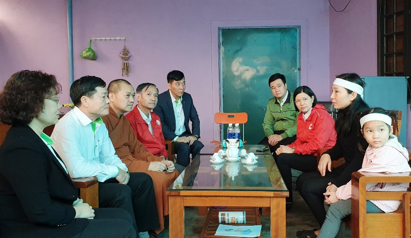 Công đoàn CTCP nhựa Thiếu niên Tiền phong thăm gia đình liệt sĩ Phạm Ngọc Quyết ở Quảng Trị. Thăm thân nhân 35 liệt sĩ hy sinh khi giúp dân trong mưa lũ -0