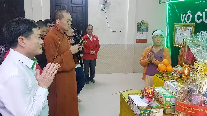 Đoàn công tác của Công đoàn CTCP nhựa Thiếu niên Tiền phong thắp hương cho liệt sĩ Lê Thế Linh tại Đông Hà.