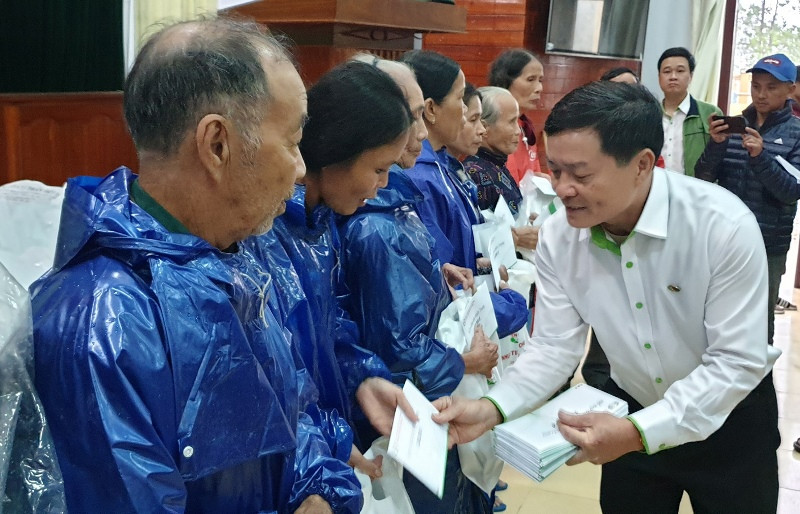 Ông Phạm Hồng Sĩ, Chủ tịch Công đoàn công ty trao quà hỗ trợ người dân thị trấn Diên Sanh, huyện Hải Lăng, tỉnh Quảng Trị. Thăm thân nhân 35 liệt sĩ hy sinh khi giúp dân trong mưa lũ -0