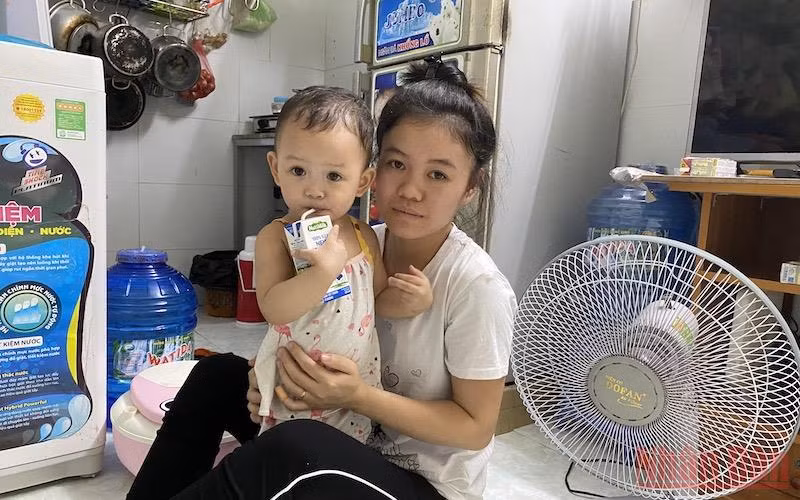 Một người lao động thuê nhà trọ ở quận 12, Thành phố Hồ Chí Minh.