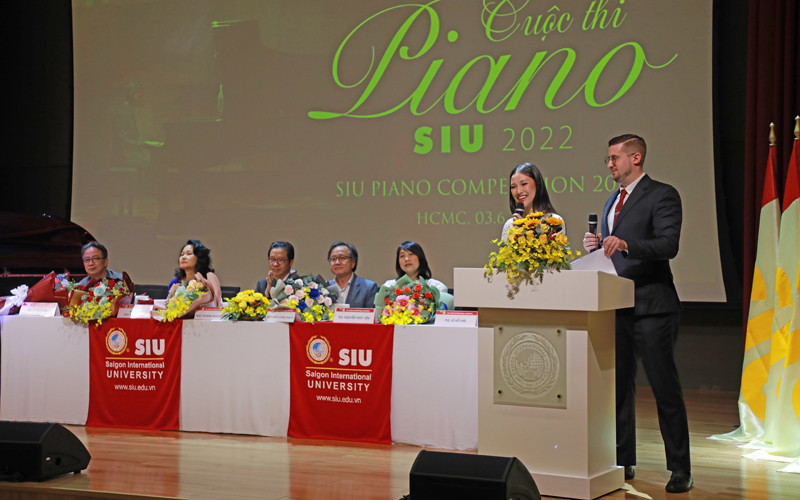 Ban giám khảo Cuộc thi Piano SIU mùa đầu tiên đang trao đổi về thể lệ chương trình.