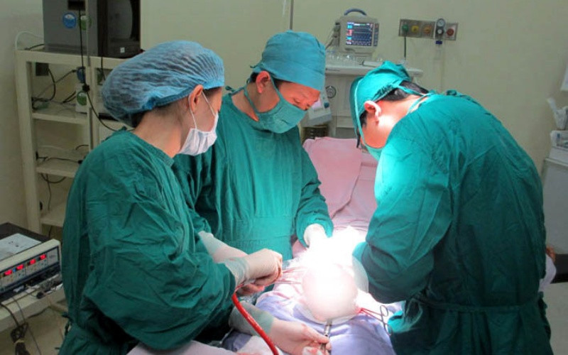 Một ca phẫu thuật tại Bệnh viện Hoàn Mỹ Đà Lạt. Đẩy mạnh nghiên cứu và ứng dụng thành tựu khoa học trong y tế -0