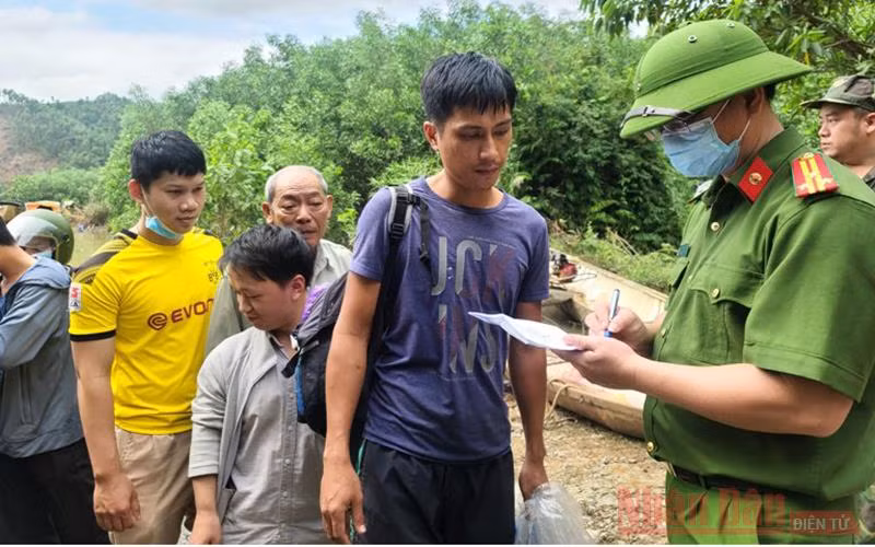 Lực lượng cứu hộ đã đưa được 20 người ra khỏi vùng sạt lở.