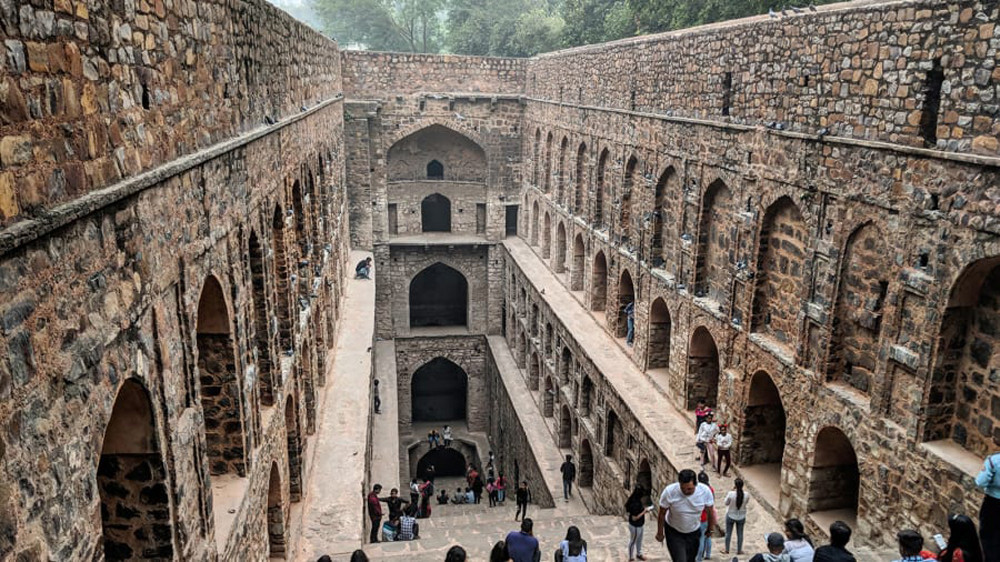 Ngày nay, giếng bậc thang Agrasen Ki Baoli cạn nước là điểm hút khách du lịch (Ảnh: CNN) Độc đáo giếng bậc thang ở Ấn Độ -0