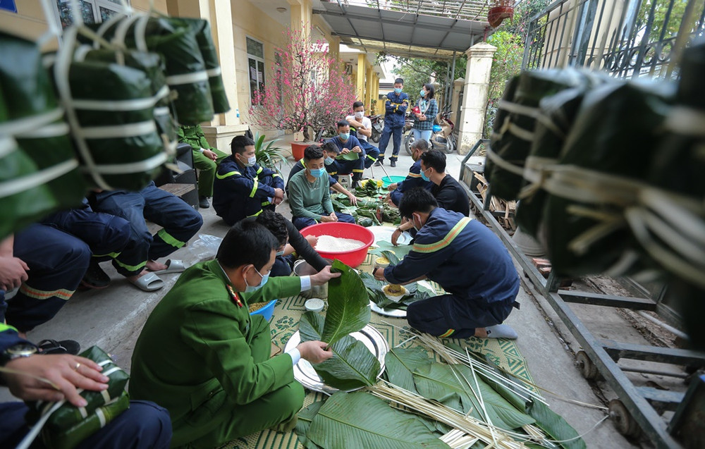 Bánh chưng của người lính cứu hỏa đón Tết xa nhà
