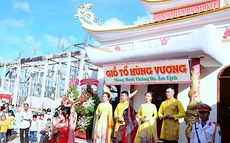 Đông đảo cán bộ, nhân dân Cà Mau tề tựu về Đền thờ Vua Hùng ở huyện Thới Bình (Cà Mau) sáng 21-4. Tổ chức trọng thể Lễ Dâng hương tưởng niệm các Vua Hùng -0