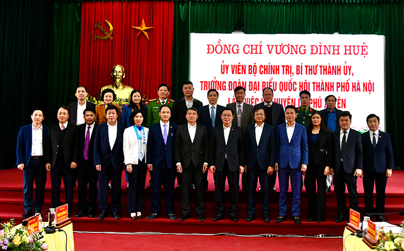 Bí thư Thành ủy Hà Nội Vương Đình Huệ cùng các đồng chí lãnh đạo thành phố và các đại biểu tại buổi làm việc. Ảnh: DUY LINH Sớm đưa huyện Phú Xuyên thành đô thị vệ tinh của Thủ đô -0