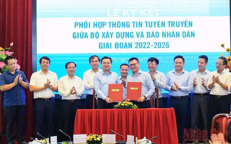Tổng Biên tập Báo Nhân Dân Lê Quốc Minh và Bộ trưởng Xây dựng Nguyễn Thanh Nghị ký kết Chương trình phối hợp thông tin tuyên truyền giữa hai cơ quan. (Ảnh: THÀNH ĐẠT)