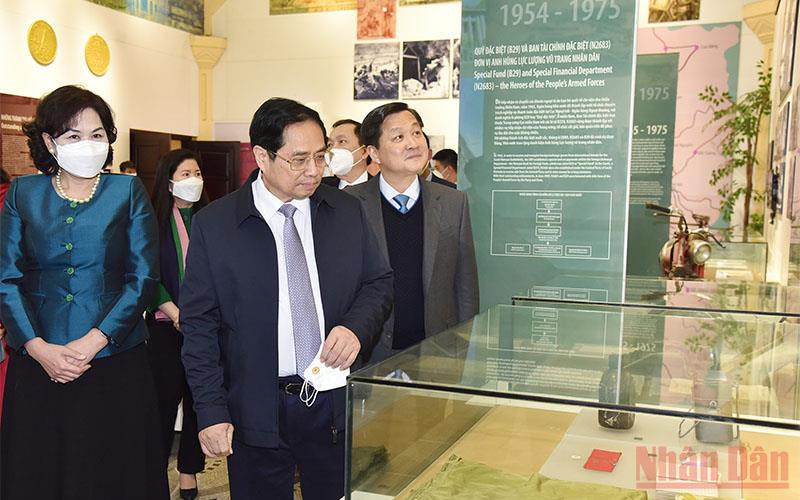 Thủ tướng Phạm Minh Chính thăm Phòng truyền thống ngành ngân hàng. (Ảnh: TRẦN HẢI) Ngành Ngân hàng phải góp phần ổn định kinh tế vĩ mô, phục hồi nhanh, phát triển bền vững -0