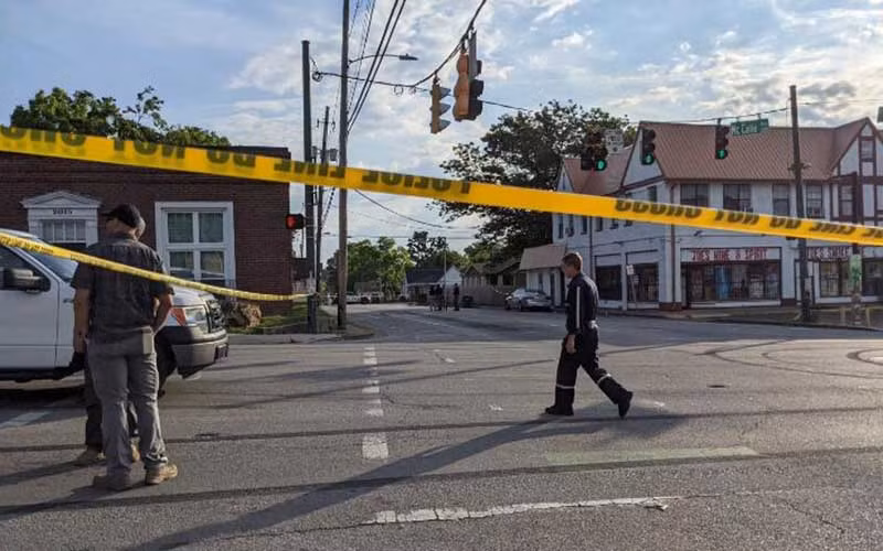 Cảnh sát điều tra tại hiện trường vụ xả súng. (Ảnh: CNN)