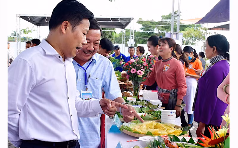 Hàng loạt loại bánh thơm ngon tại Ngày hội Bánh dân gian ở Cà Mau cuốn hút du khách.