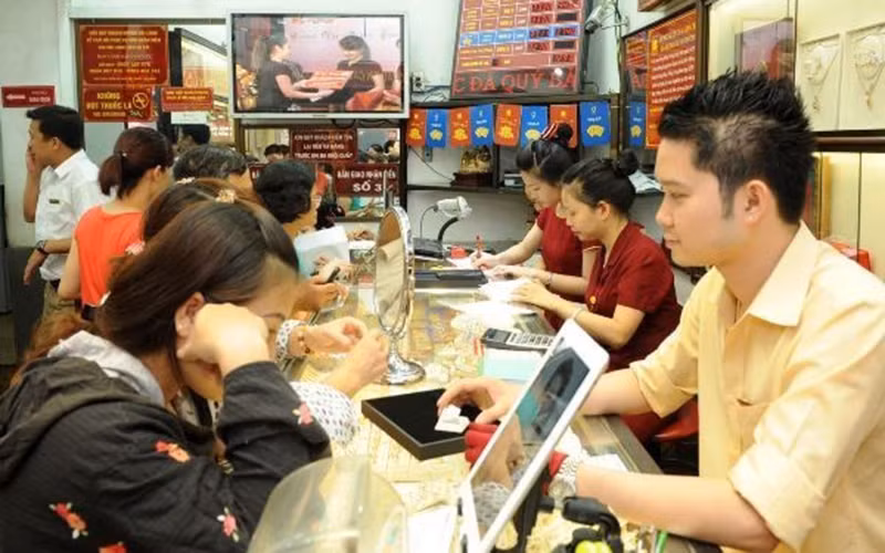 Giao dịch vàng tại doanh nghiệp. (Ảnh: Vietnam+)