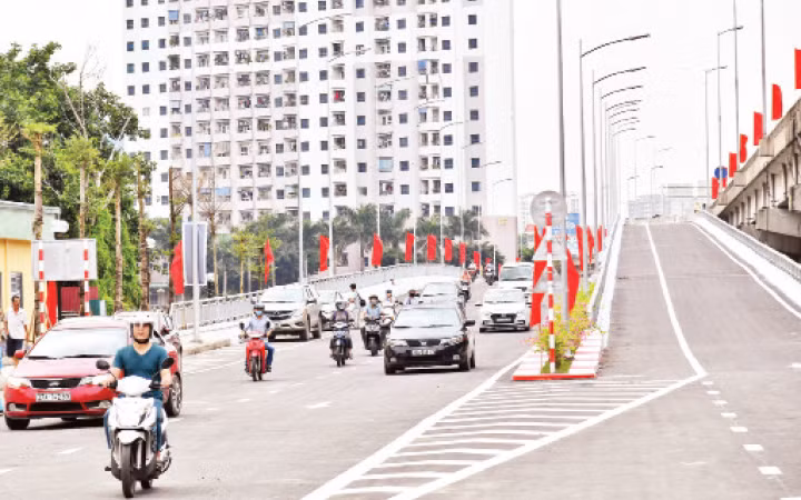 Cầu cạn đi qua hồ Linh Đàm được hoàn thành và đưa vào sử dụng đã góp phần cải thiện hạ tầng giao thông tại khu vực. Ảnh: Thu Hà