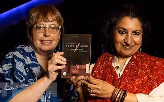 Cuốn tiểu thuyết tiếng Hindi "Tomb of Sand" của tiểu thuyết gia người Ấn Độ Geetanjali Shree và dịch giả người Mỹ Daisy Rockwell được trao giải thưởng văn học quốc tế Booker năm 2022. (Ảnh: Twitter/TTXVN)