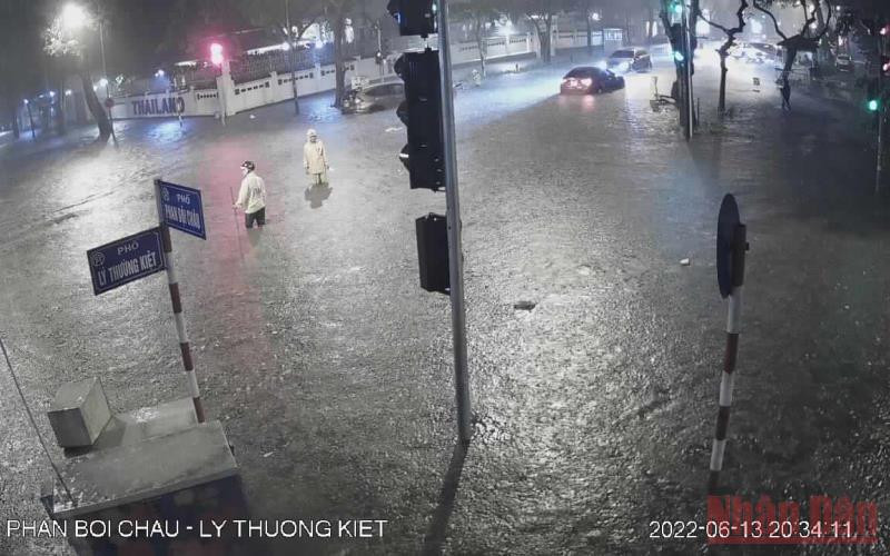 Nhiều tuyến phố ngập sâu trong nước. Hà Nội mưa cực lớn trong thời gian ngắn -0