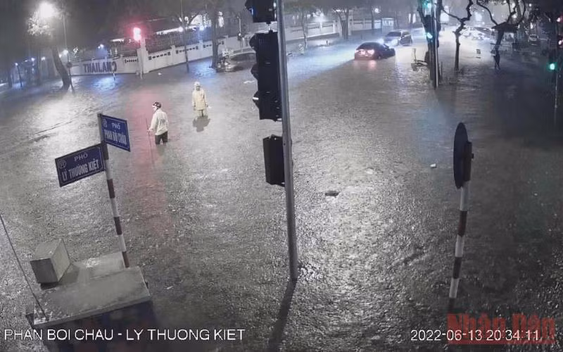 Hà Nội mưa cực lớn trong thời gian ngắn -0