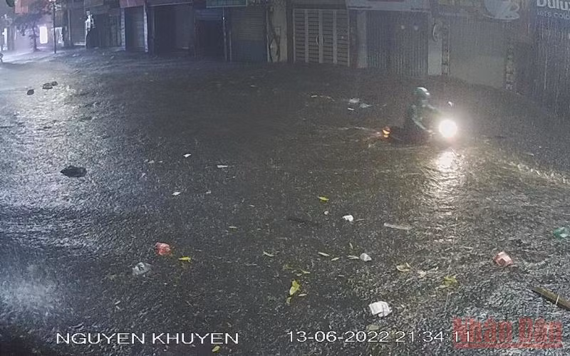 Phố Nguyễn Khuyến ngập sâu trong nước.