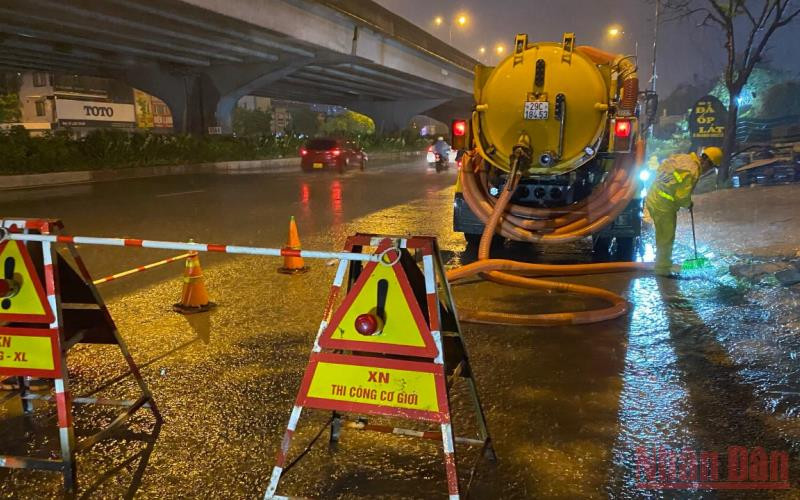 Hà Nội mưa lớn, nhiều tuyến phố ngập sâu ảnh 3 Hà Nội mưa lớn, nhiều tuyến phố ngập sâu -0