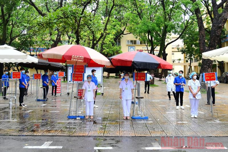 Tại điểm thi Trường THPT Nguyễn Gia Thiều (quận Long Biên), mặc dù thời tiết có mưa lớn vào sáng sớm, nhưng công tác chuẩn bị vẫn được hoàn thành theo quy định. Hà Nội bắt đầu kỳ thi tuyển sinh lớp 10 trong điều kiện đặc biệt -0