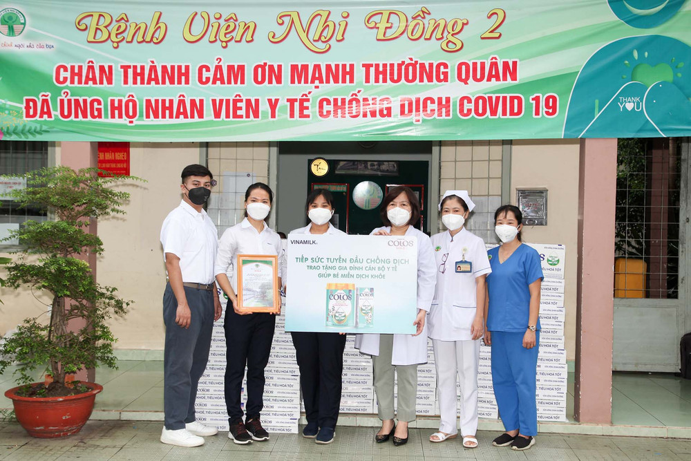 50.000 sản phẩm Vinamilk ColosGold 3 và sữa uống dinh dưỡng ColosGold đã được Vinamilk trao tặng.