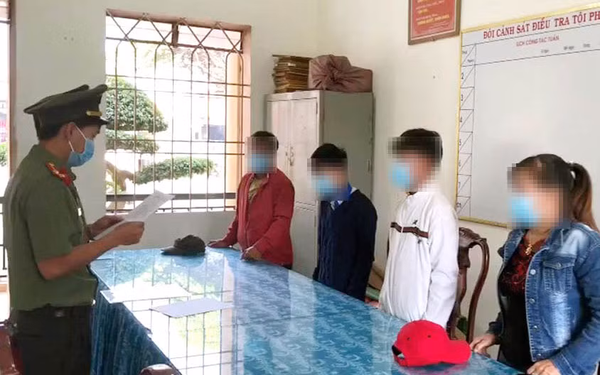 Công an tỉnh Lâm Đồng xử phạt hành chính các trường hợp giả mạo văn bản, thông tin sai sự thật.