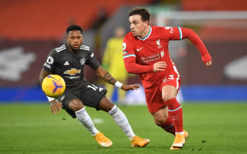X. Shaqiri (áo đỏ, Liverpool) đi bóng trước Fred của Man United.