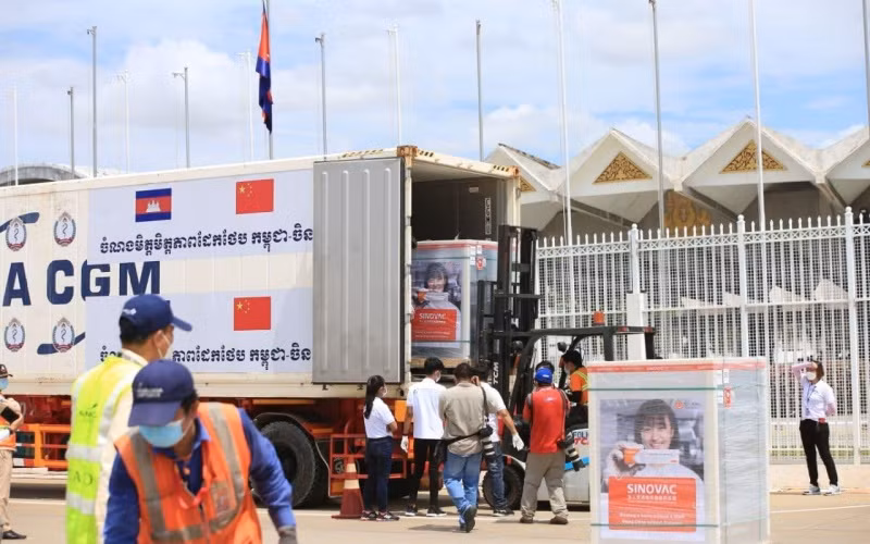 Tiếp nhận Vaccine phòng Covid-19 tại sân bay quốc tế Phnom Penh. ((Ảnh: Fresh News)