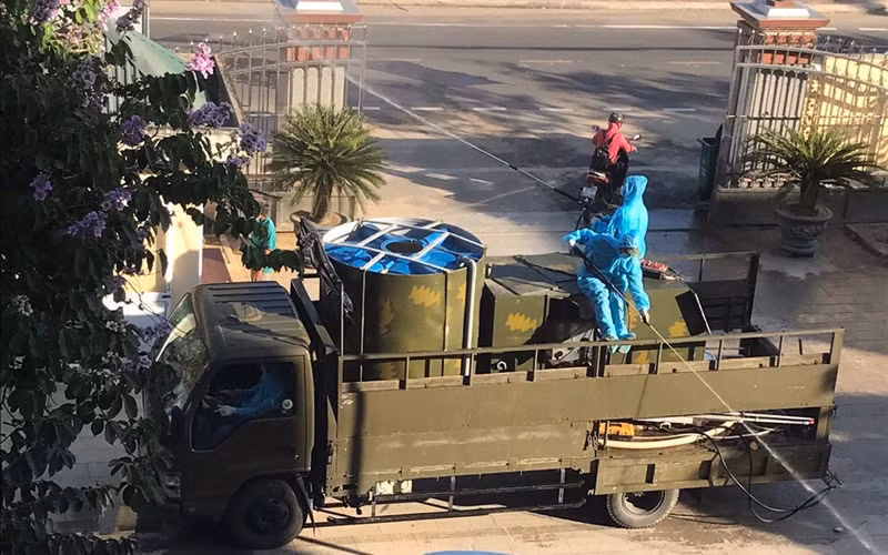 Phun hóa chất khử khuẩn tại phường Tam Quan Bắc, thị xã Hoài Nhơn, tỉnh Bình Định.