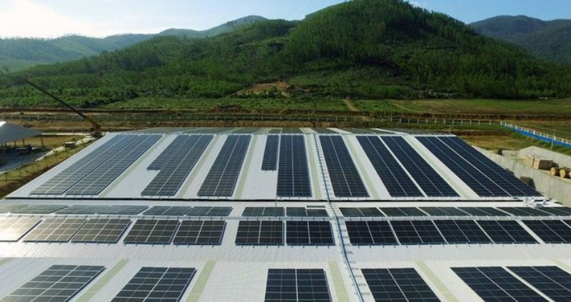 Hệ thống năng lượng mặt trời được Vinamilk triển khai tại hệ thống Trang trại sinh thái Vinamilk Green Farm. (Ảnh: VNM) Vinamilk nỗ lực nhân rộng mô hình trang trại sinh thái -0