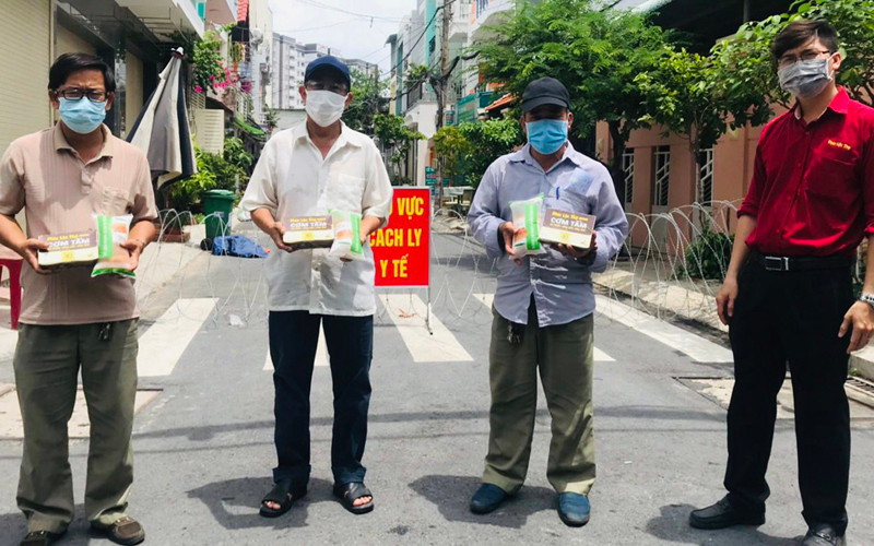 Hệ thống quán ăn “Cơm tấm Phúc Lộc Thọ” tặng 1.000 phần cơm cho bà con nơi khu vực cách ly y tế. San sẻ yêu thương ở “tâm dịch” Gò Vấp -0