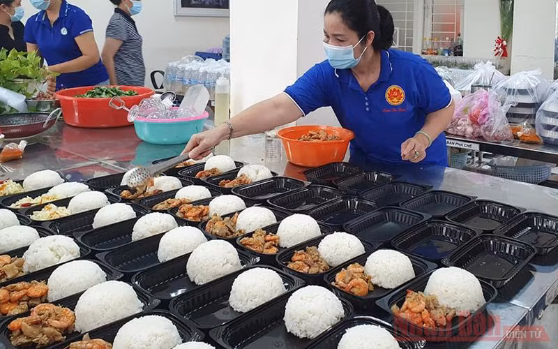 Hội Phụ nữ quận Gò Vấp chuẩn bị 100 suất cơm chiều gửi đến bà con đang cách ly y tế tại các phường 5, 9, 10 và 14...