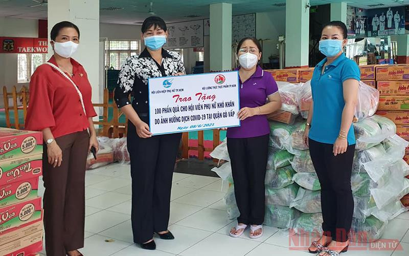 Đại diện Hội Liên hiệp Phụ nữ thành phố Hồ Chí Minh đến thăm, tặng 100 phần quà đến người dân trong khu vực cách ly y tế tại các phường 3, 6, 7, 11 và 14, quận Gò Vấp. San sẻ yêu thương ở “tâm dịch” Gò Vấp -0