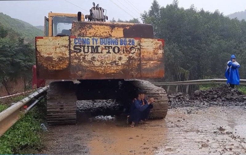 Công ty cổ phần quản lý và xây dựng đường bộ 26 huy động phương tiện cơ giới tham gia khắc phục vụ sụt lún đất gây ách tắc giao thông trên Quốc lộ 26. Nỗ lực khắc phục hậu quả mưa lũ, sạt lở, sụt lún đất ở Đắk Lắk -0