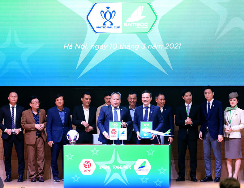 Đại diện VPF và Bamboo Airways cùng ký kết hợp đồng. Cúp Quốc gia 2021 khởi tranh vào tháng 4 -0