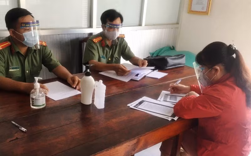 Bà T. làm việc tại cơ quan công an (Ảnh: Cơ quan Công an cung cấp).