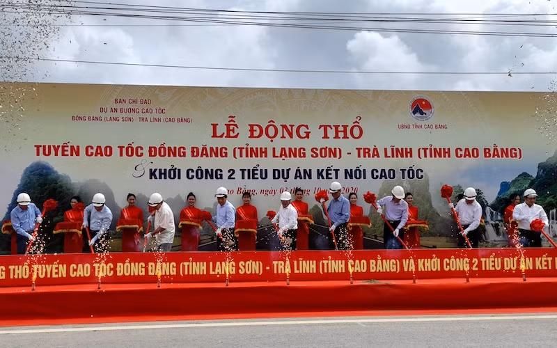 Các đại biểu động thổ xây dựng đường cao tốc Đồng Đăng (Lạng Sơn)-Trà Lĩnh (Cao Bằng).