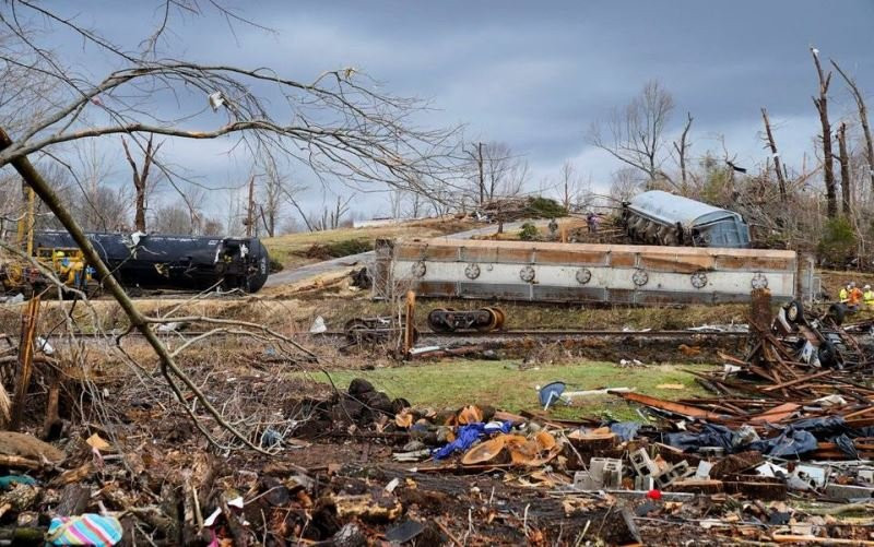 Lốc xoáy kinh hoàng khiến cả 1 đoàn tàu trật bánh ở Earlington, Kentucky, Mỹ, ngày 11/12/2021. (Ảnh: Reuters) Mỹ ban bố tình trạng khẩn cấp sau thảm họa lốc xoáy -0