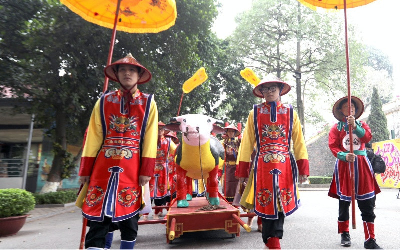 Đàn tế xưa được dựng ở phường Đông Hà. Trâu đất và thần Câu mang được tế và rước vào đền Bạch Mã. Lễ kết thúc, tượng trâu đất được rước từ đền Bạch Mã vào Hoàng thành, qua Đoan môn, lên điện Kính Thiên để tiến vua.